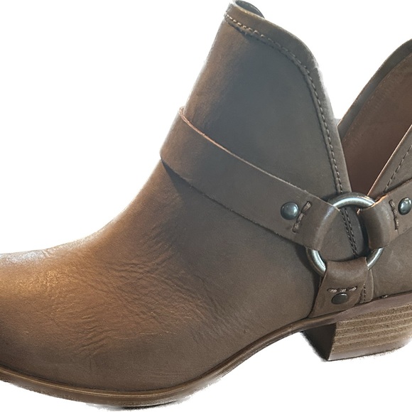 Boots - Picture 2 of 5